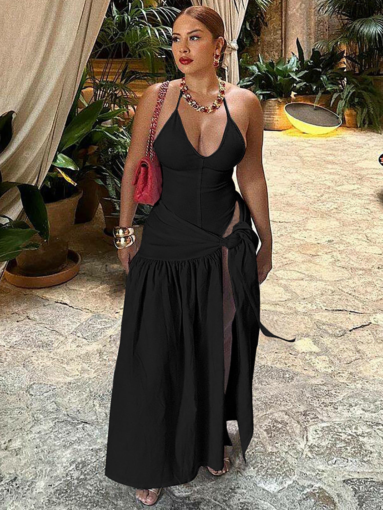 Langes Damenkleid mit tiefem V-Ausschnitt und Seitenschlitz von berg-feldt