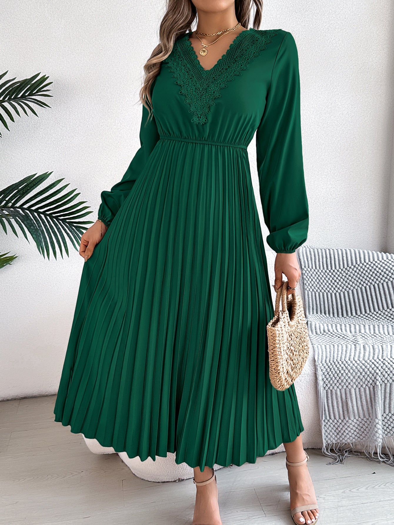 Robe longue élégante à col en V et motif plissé de berg-feldt