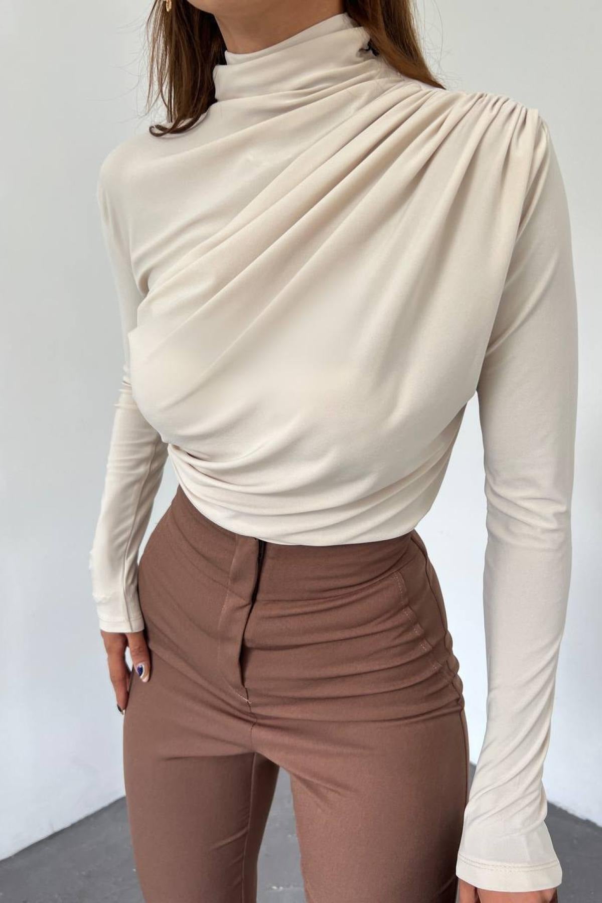 T-shirt à manches longues Berg-Feldt pour femmes avec col cascade asymétrique