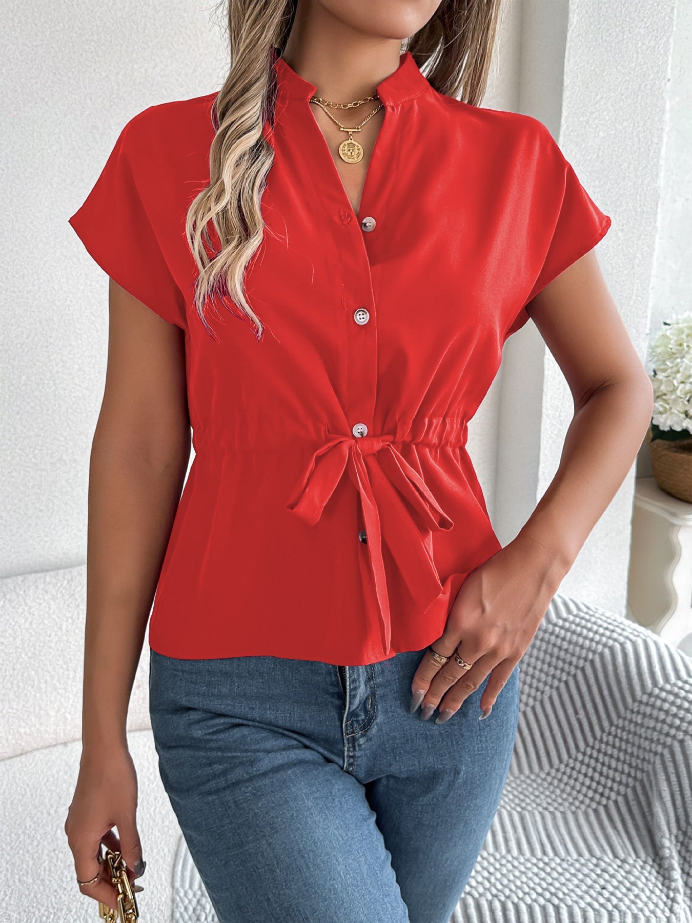Chemisier femme avec ceinture et détails boutonnés par berg-feldt
