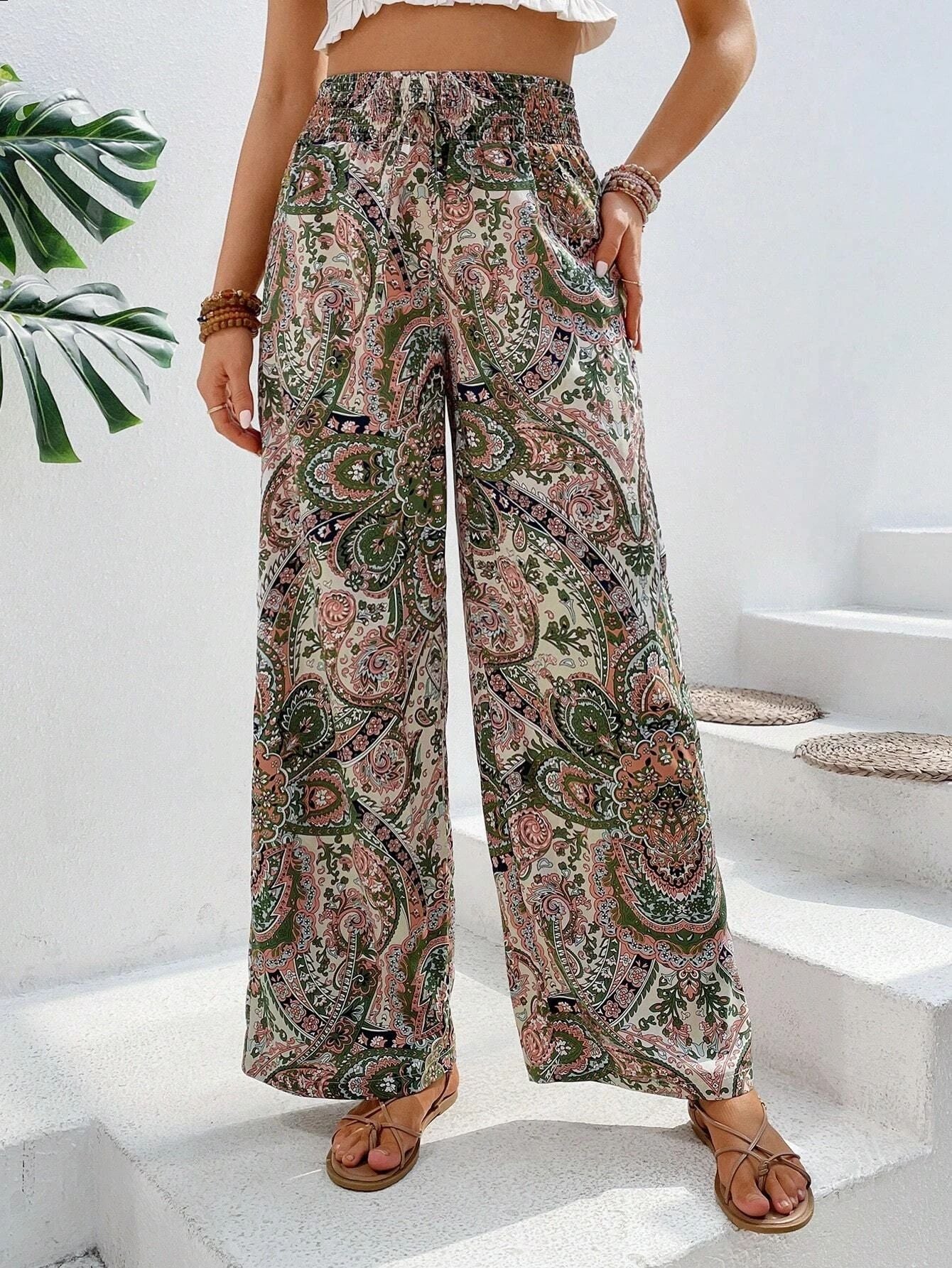 Pantalon femme confortable pour les vacances, avec taille élastique et imprimé amusant de montagnes et de champs.