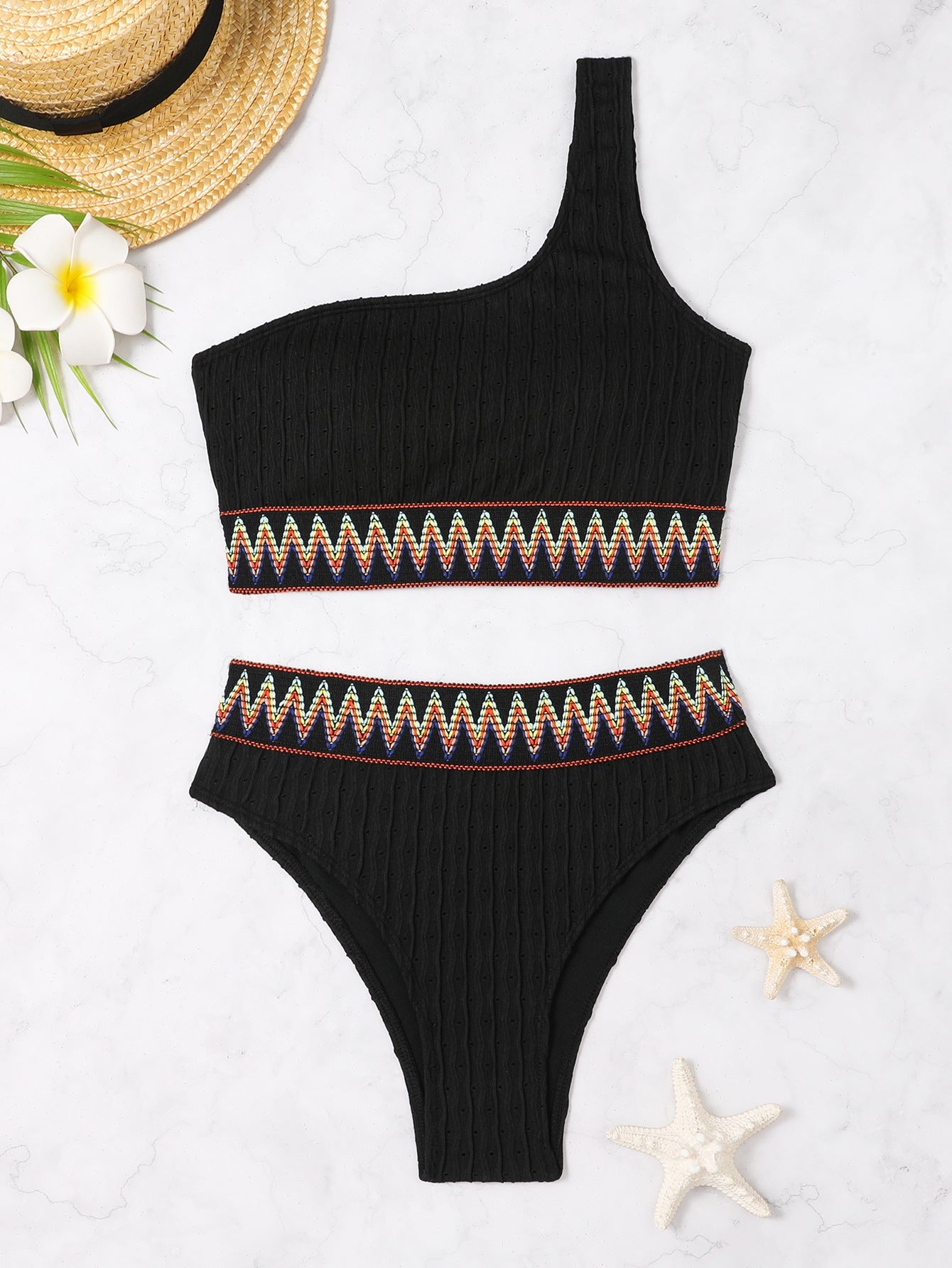 Exklusives Damen Bikini-Set mit asymmetrischem Top und farbenfroher Stickerei von berg-feldt