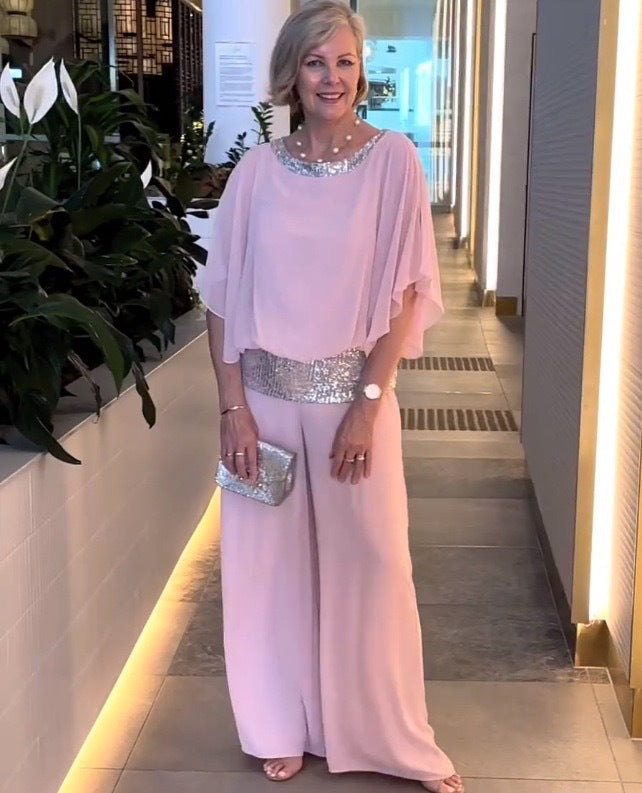 Tenue élégante pour femme avec coupe fluide et éléments scintillants de berg-feldt