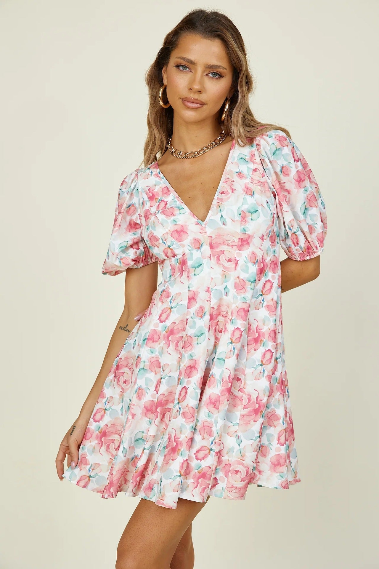 Robe courte berg-feldt à fleurs pour femme avec col en V et manches bouffantes