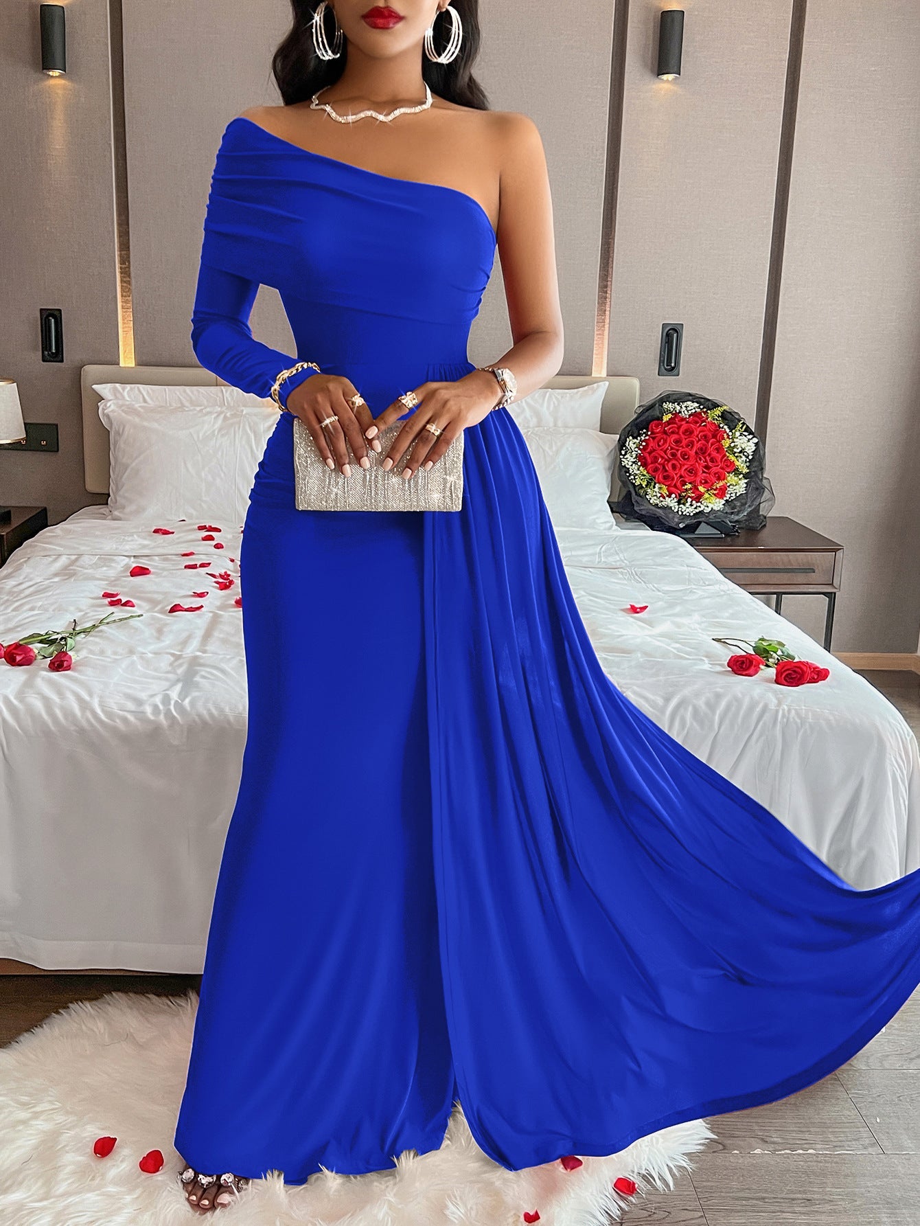 Robe portefeuille élégante pour femme avec encolure asymétrique à une épaule et jupe fluide, par berg-feldt