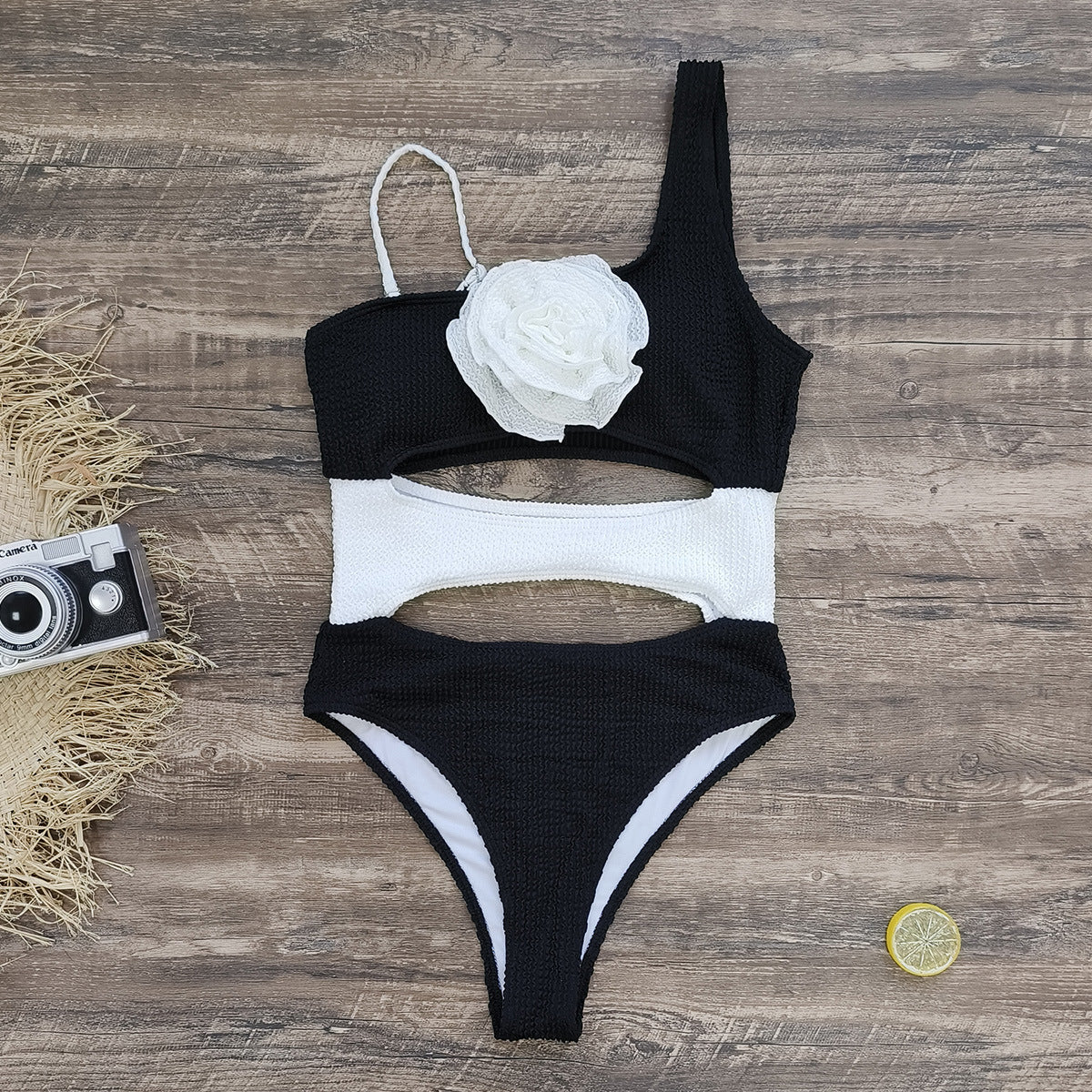 Berg-Feldt Maillot de bain femme : Coupe asymétrique, détail floral