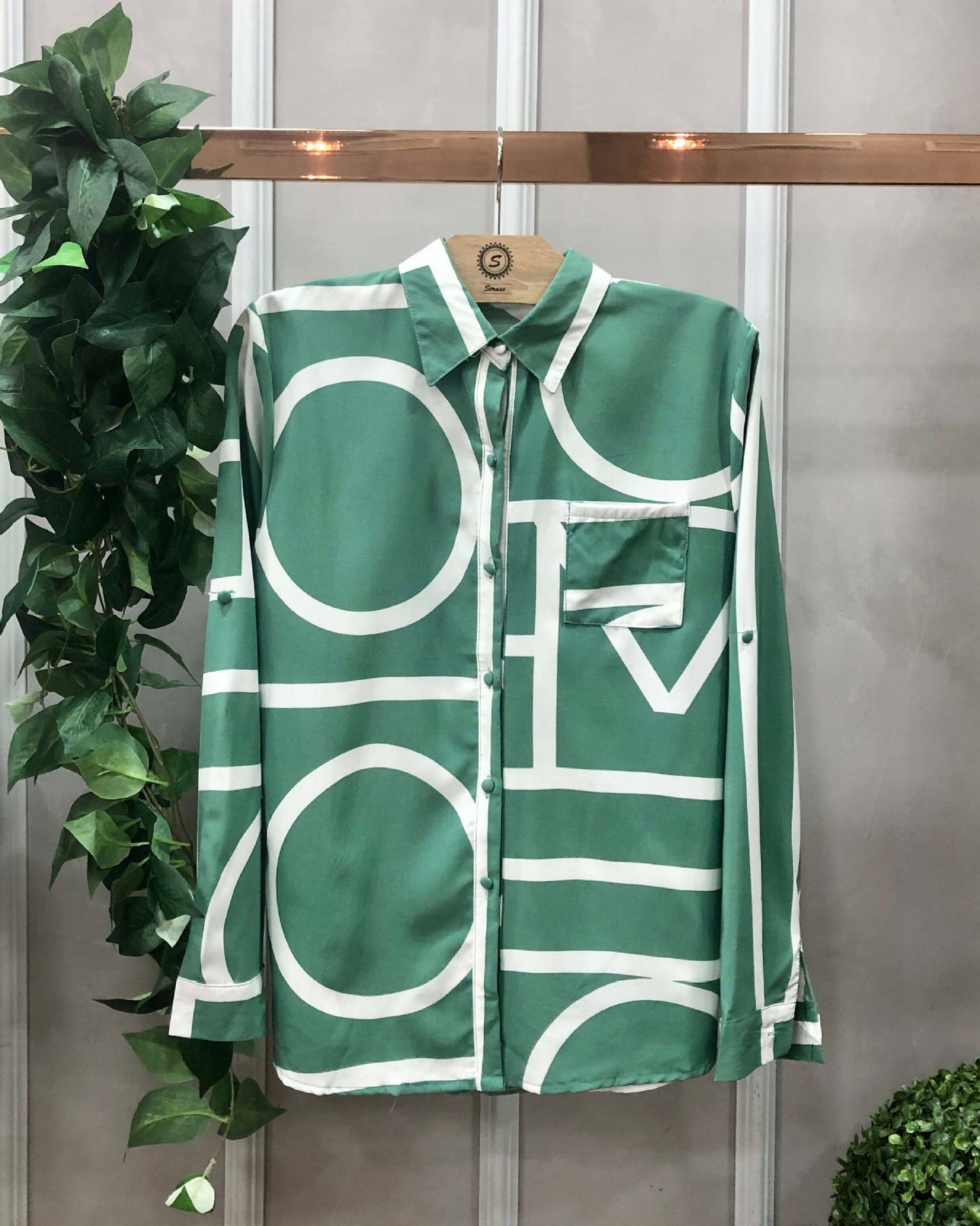 Modische Damenbluse mit geometrischem Muster und edlen Details von berg-feldt