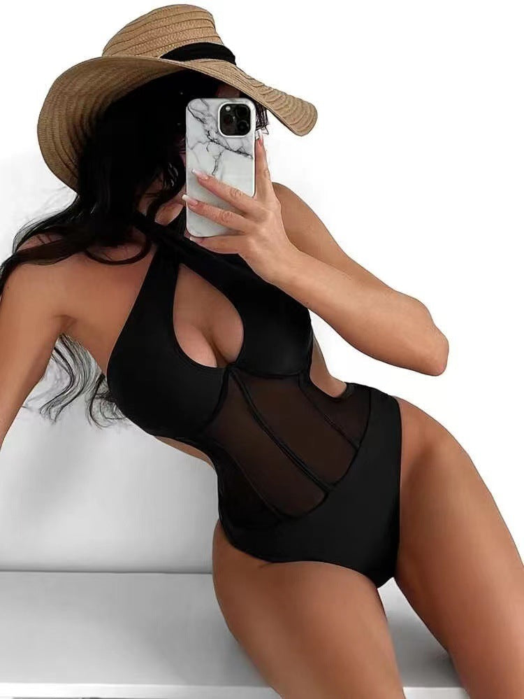 Innovativer Badeanzug für Damen mit verführerischen Cut-outs von berg-feldt