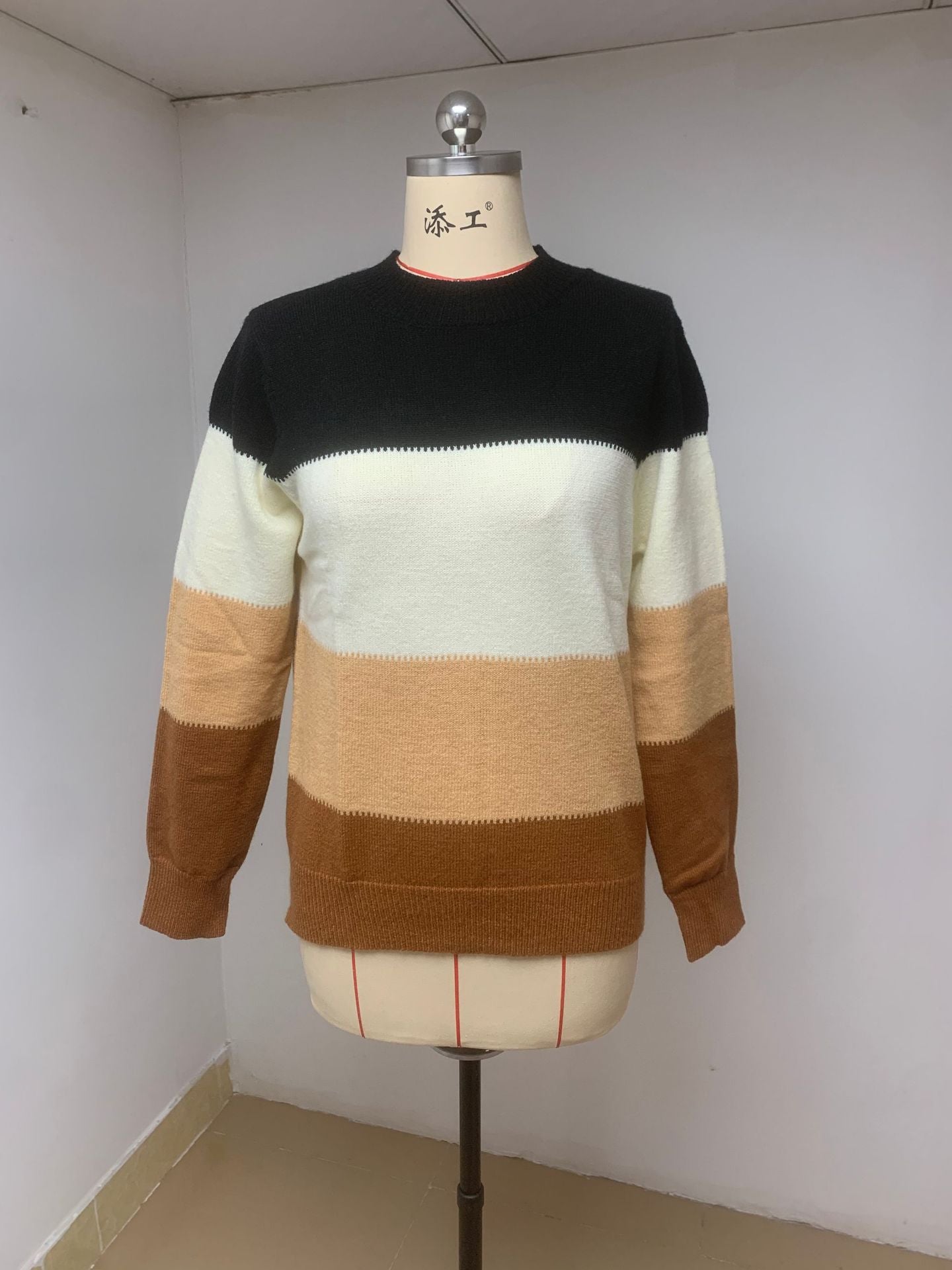 Pull en tricot à col rond pour femme avec combinaisons de couleurs modernes Berg-Feldt