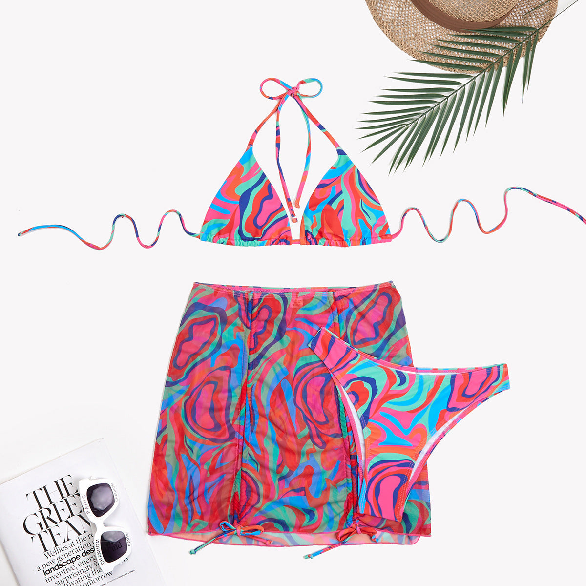 Modernes Damen-Bikini-Set mit Dreieck-Oberteilen, halbtransparentem Wickelrock und buntem Berg-Feld-Muster