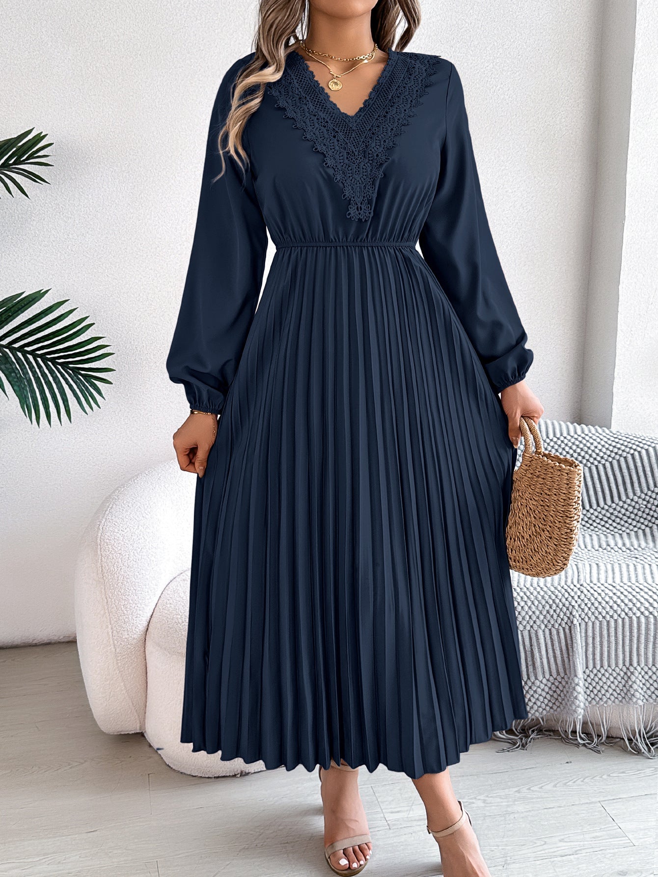 Robe longue élégante à col en V et motif plissé de berg-feldt