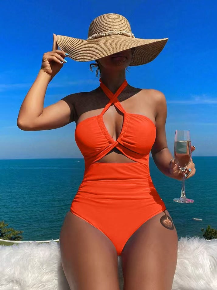 Maillot de bain moderne pour femme avec découpes et design croisé de berg-feldt