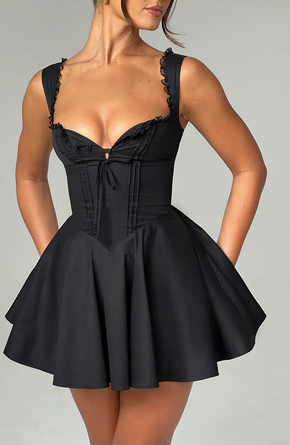 Mini-robe ludique pour femme avec col en V sophistiqué et jolis détails à volants Berg-Feldt