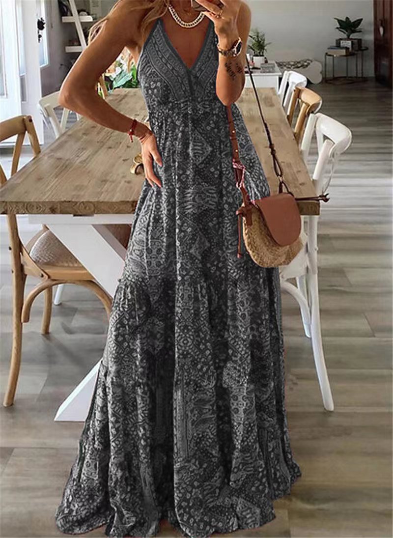 Langes Damenkleid mit tiefem V-Ausschnitt und fließendem Rock von berg-feldt