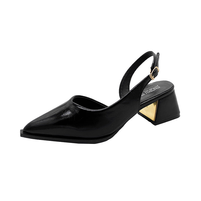 Slingback-Pumps mit Spitze, Absatz und geometrischem Detail von berg-feldt