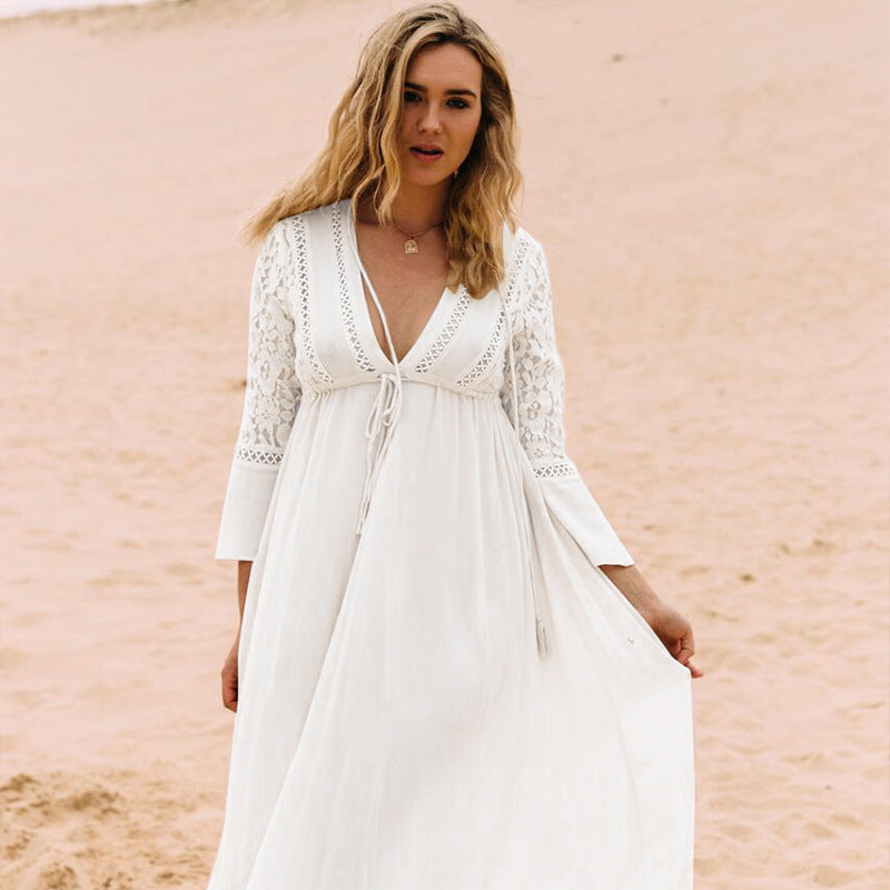 Elegantes, luftiges Strandkleid für Damen mit V-Ausschnitt und Rüschen von berg-feldt