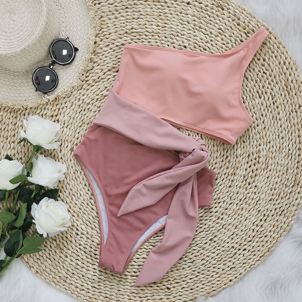 Ensemble de bikini pour femme avec haut asymétrique et ceinture à nouer élégante, par berg-feldt