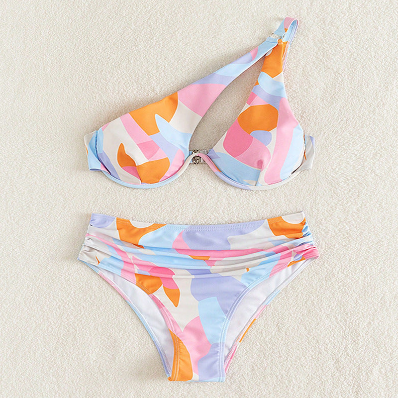 Ensemble bikini femme avec haut asymétrique et élégantes fronces de berg-feldt