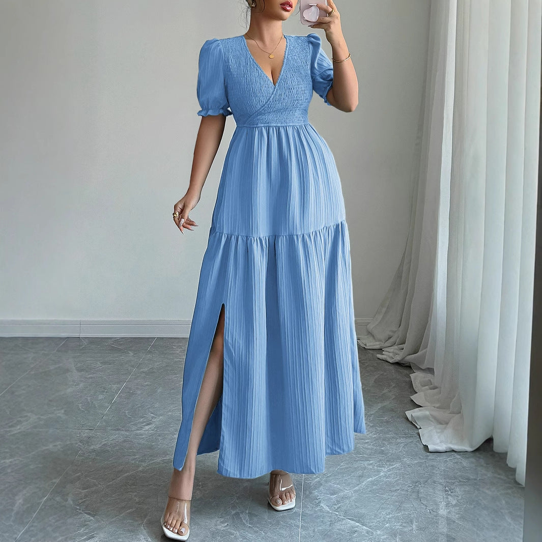Langes Damenkleid mit tiefem V-Ausschnitt und Volants von berg-feldt