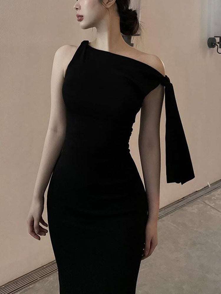 Elegantes, figurbetontes Maxikleid mit schulterfreien Ausschnitt und stilvollem Schlitz von berg-feldt