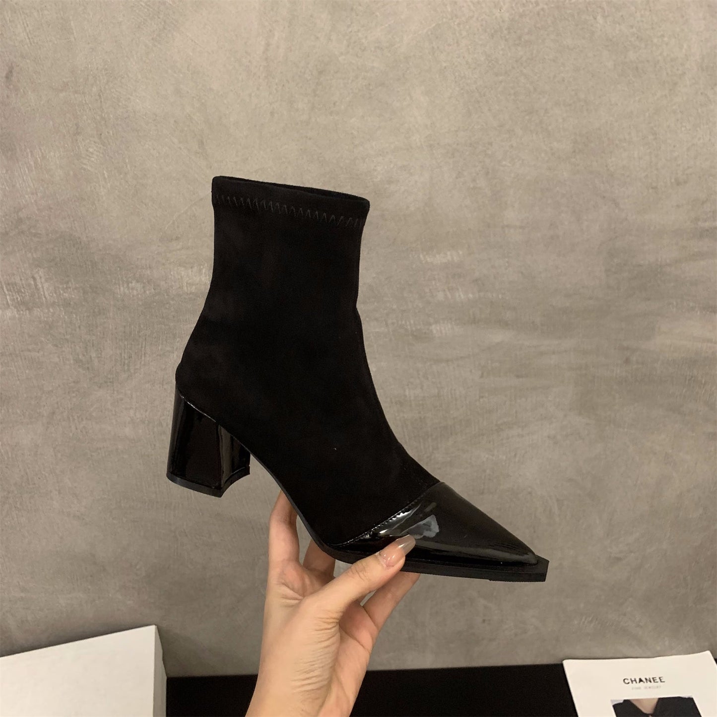 Elegante Damen-Ankle Boots aus Wildleder mit glänzendem Lackdetail von berg-feldt