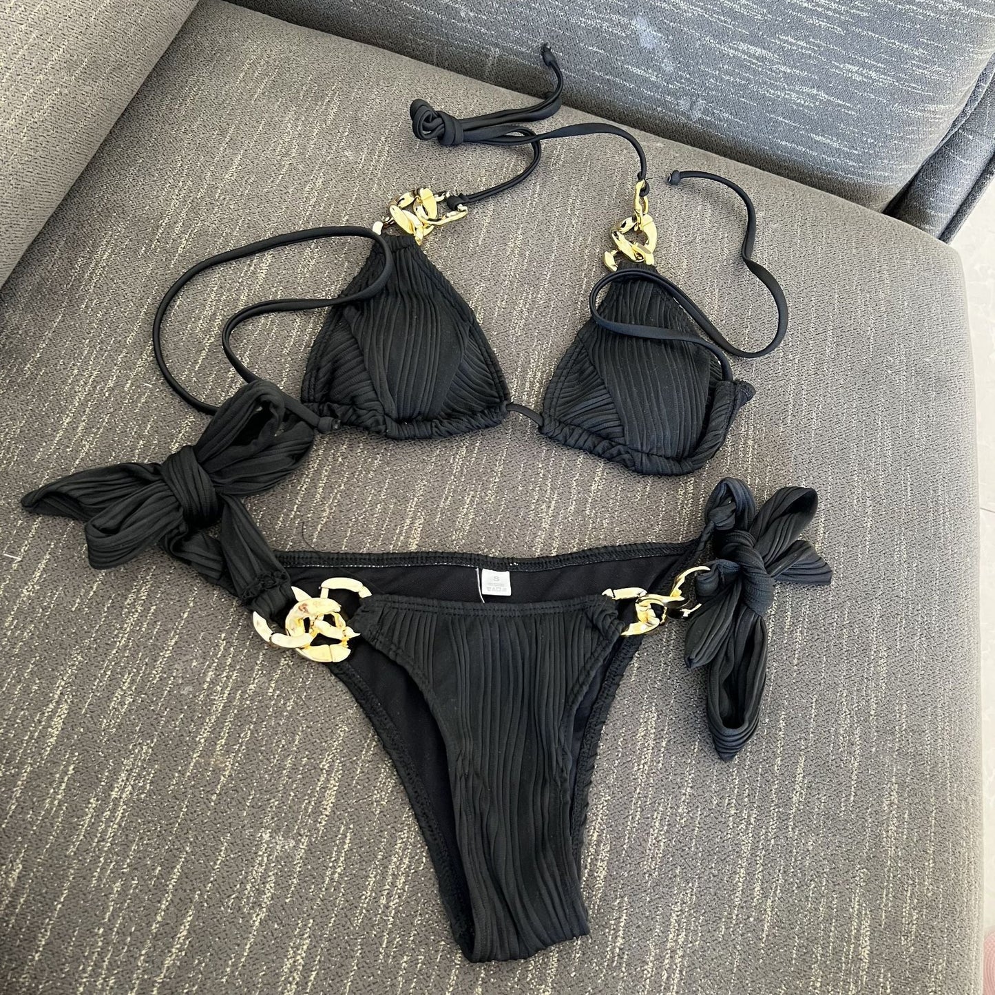 Ensemble de bikini triangle élégant pour femme avec détails dorés de berg-feldt