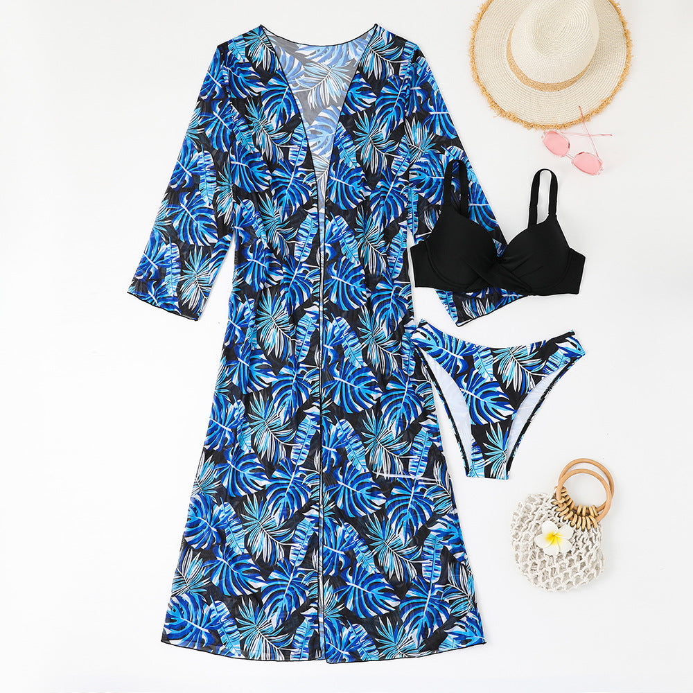 Strandkleid für Damen mit passendem Bikini und tropischem Muster von berg-feldt