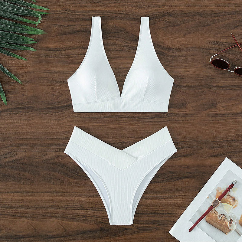Moderner Damen-Bikini mit V-Ausschnitt und angesagten Kreuz-Details von berg-feldt