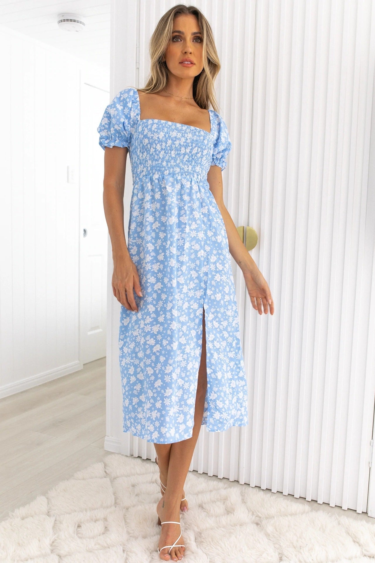 Robe midi fleurie pour femme avec encolure carrée et manches bouffantes par berg-feldt