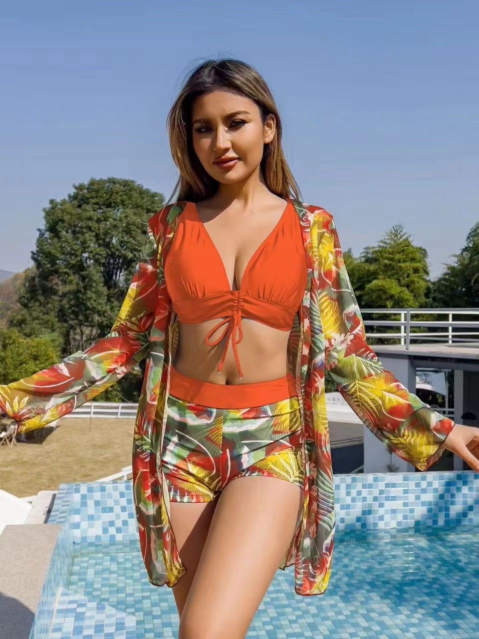 Ensemble de plage élégant pour femme avec kimono fleuri et short de berg-feldt