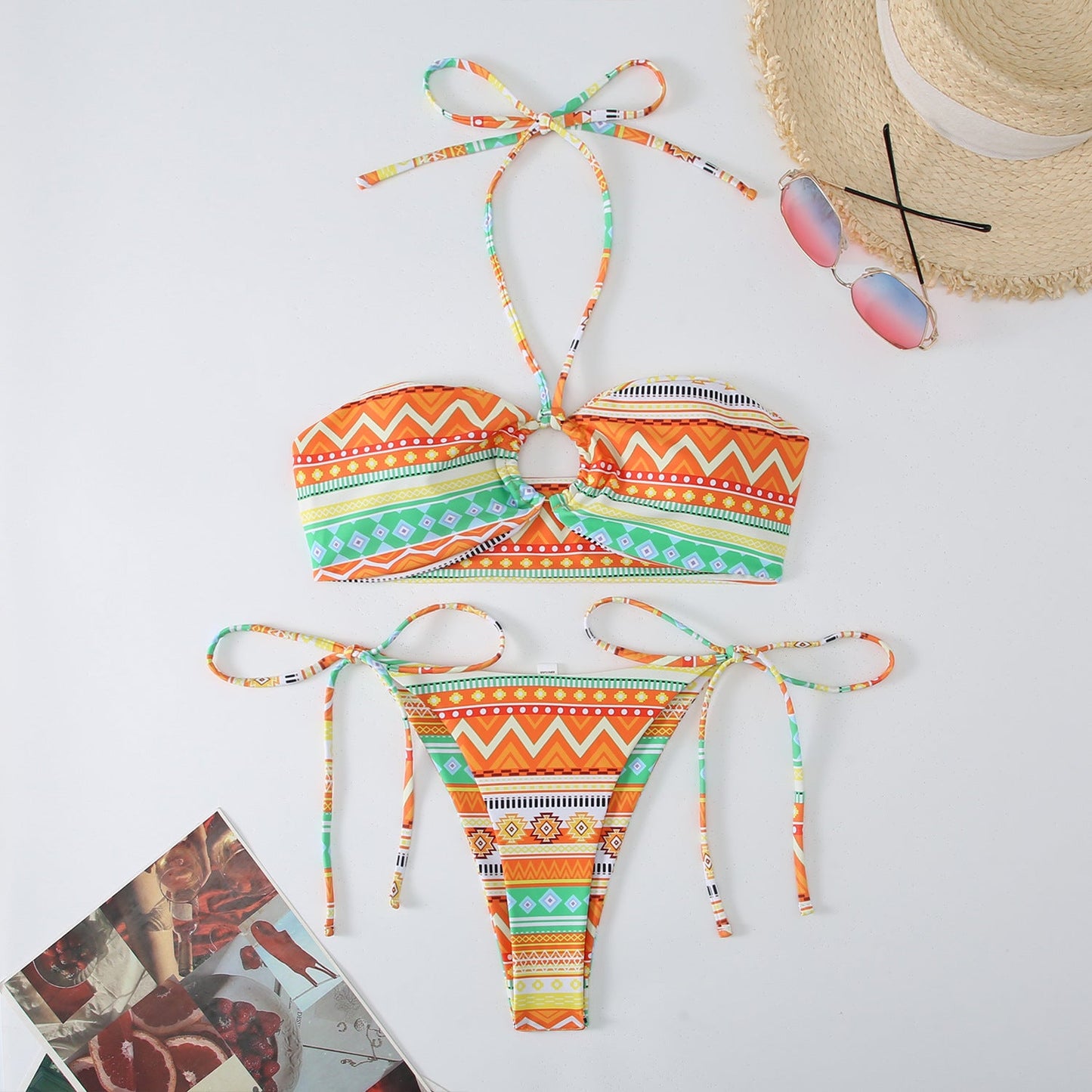 Ensemble de bikini berg-feldt avec haut bandeau, imprimé tribal ludique et bretelles réglables
