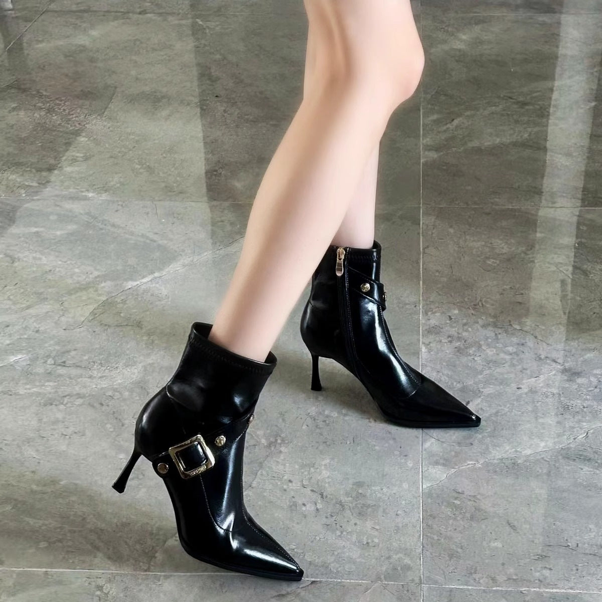 Bottines élégantes pour femme avec bout pointu et boucle tendance de berg-feldt