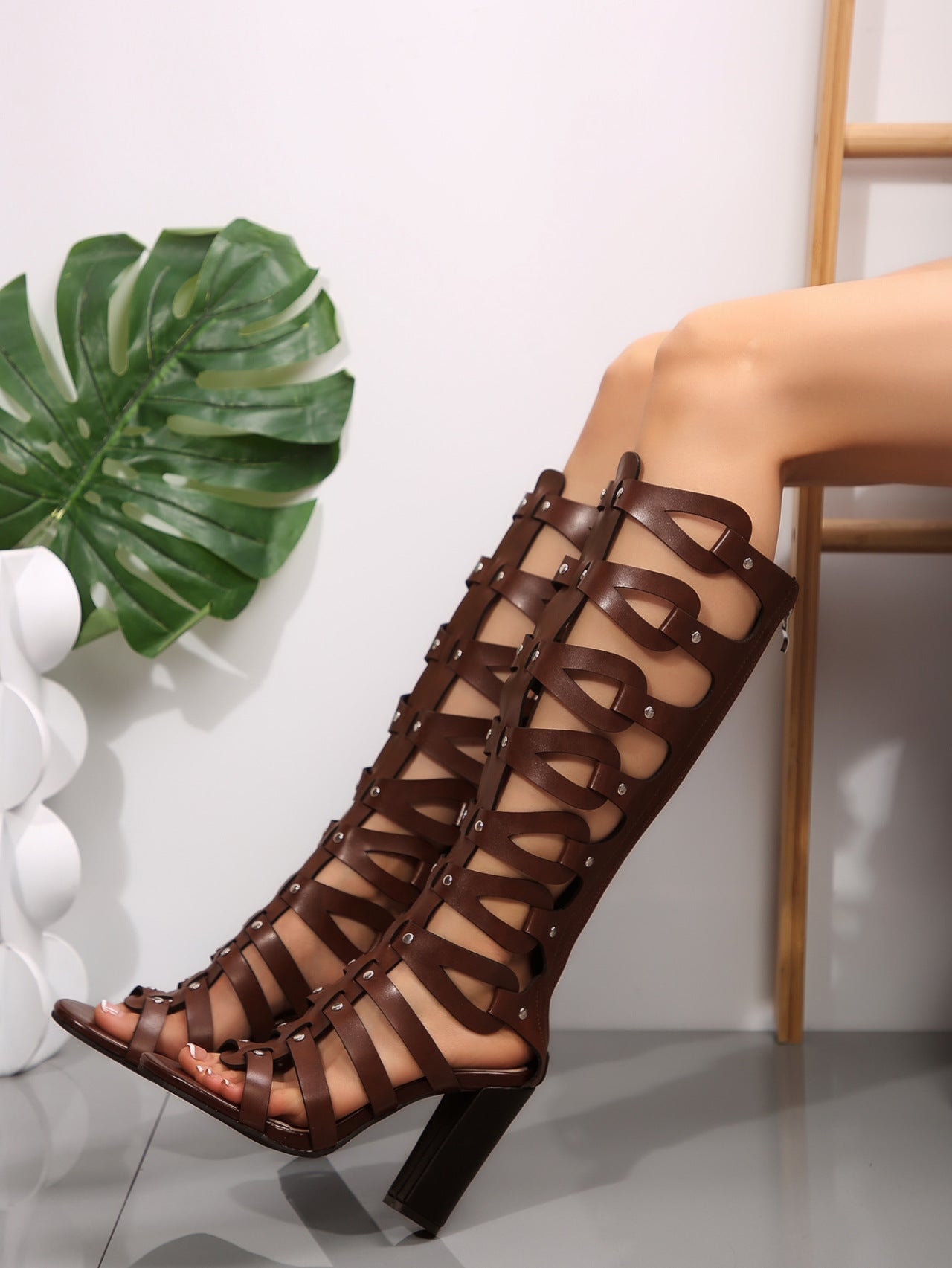 Frauenknöchelsandalen mit verstellbaren Riemen von berg-feldt