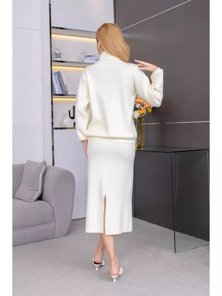 Combinaison jupe et pull élégante pour femme avec col montant et fentes, par berg-feldt