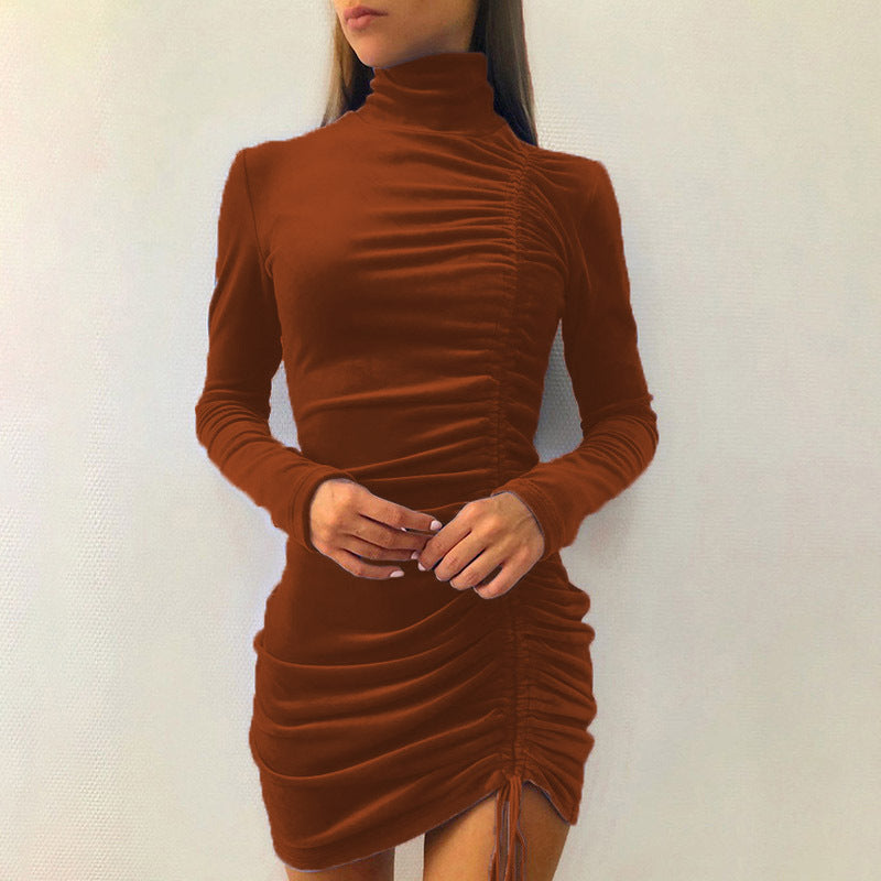 Robe cache-cœur élégante pour femme avec col montant et fronces sophistiquées par berg-feldt