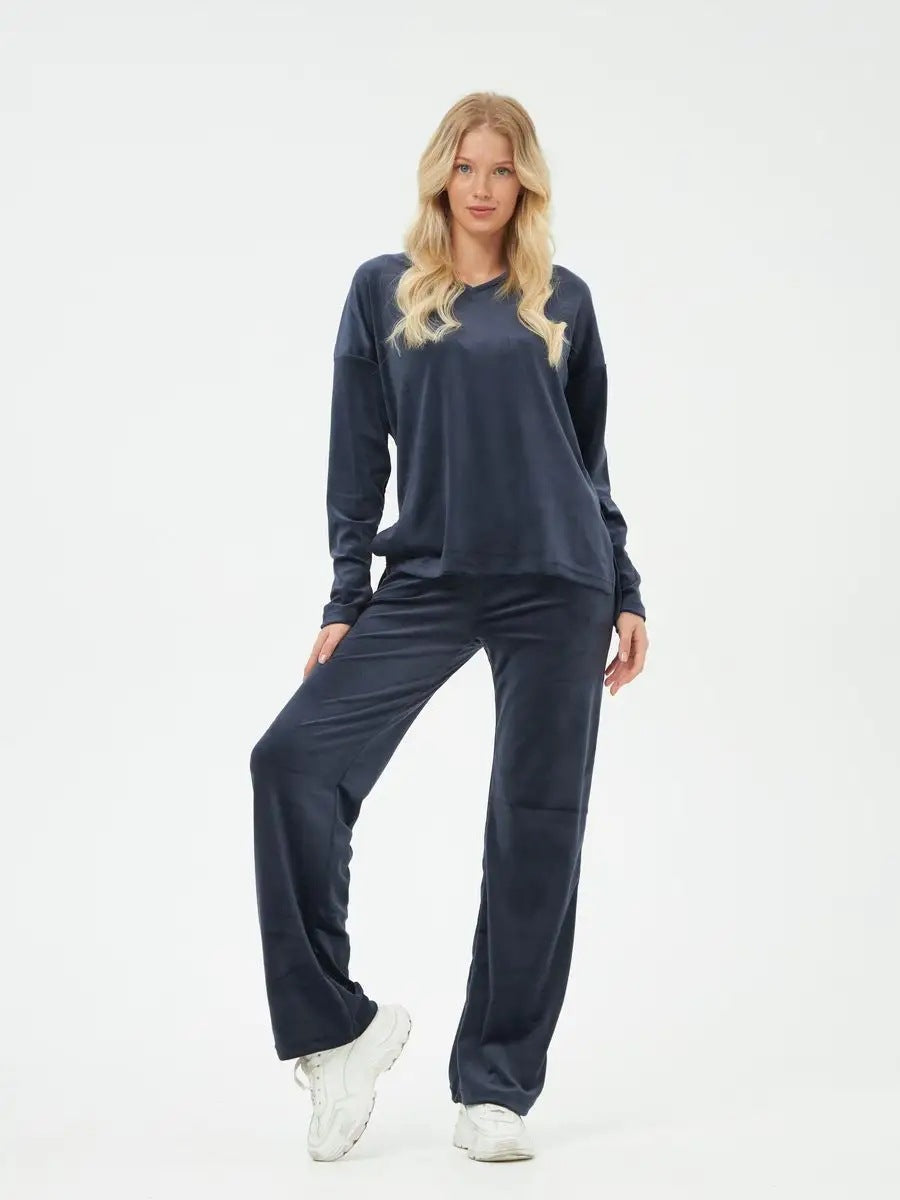 Bequemes Damen-Loungeseta mit V-Ausschnitt und weiten Hosenbeinen von berg-feldt