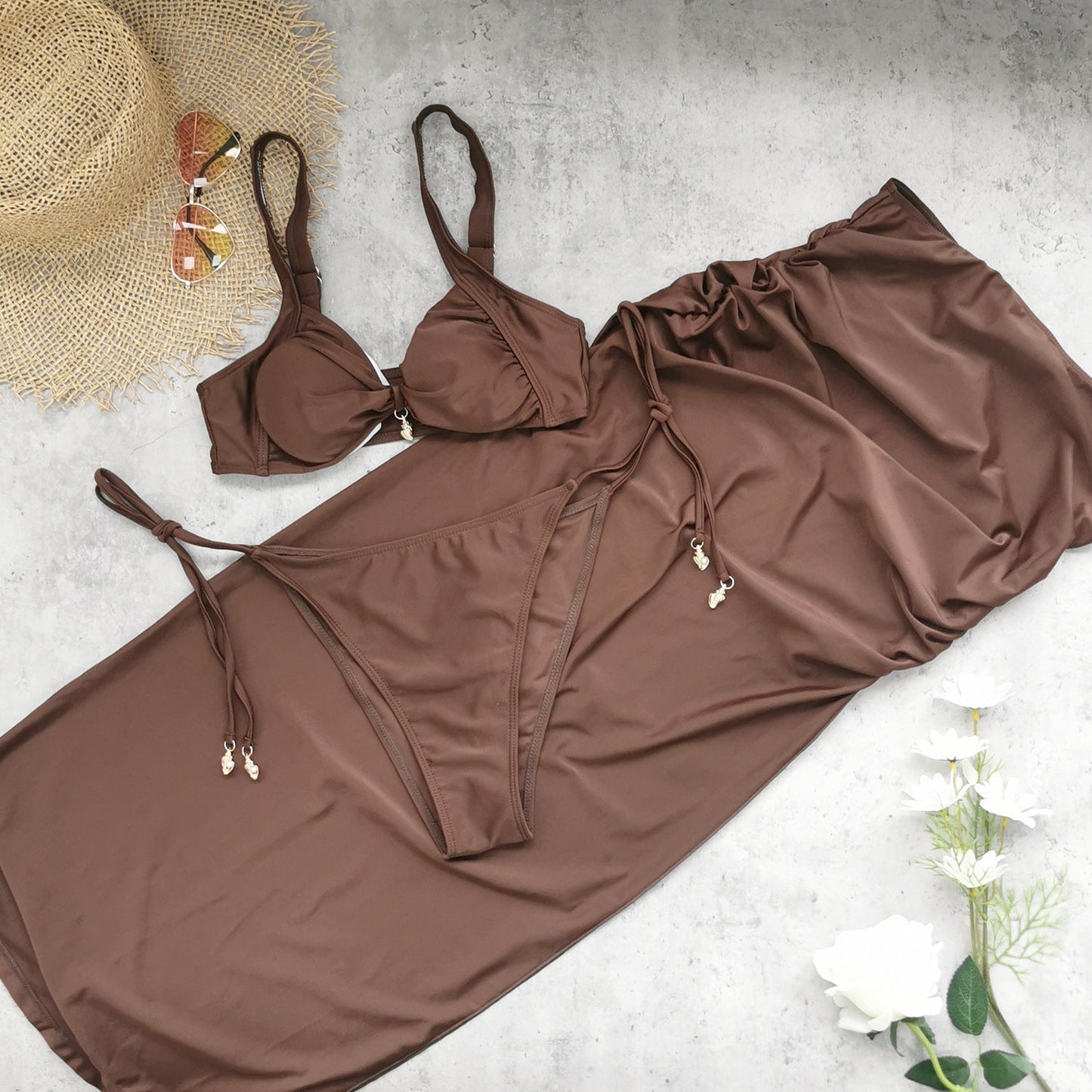 Bikini à bretelles réglables et jupe portefeuille asymétrique par berg-feldt