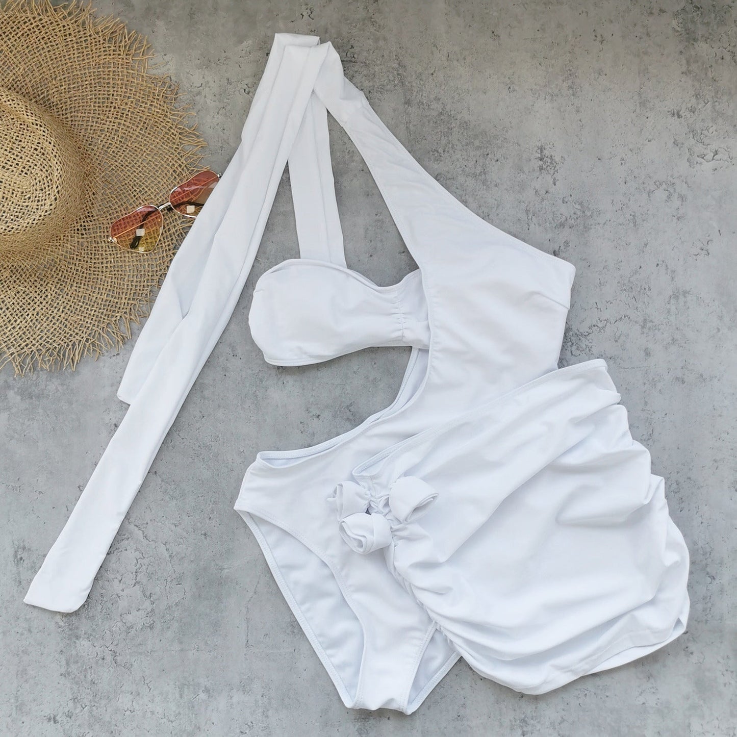 Maillot de bain une pièce élégant pour femme avec bretelles réglables et design portefeuille par berg-feldt
