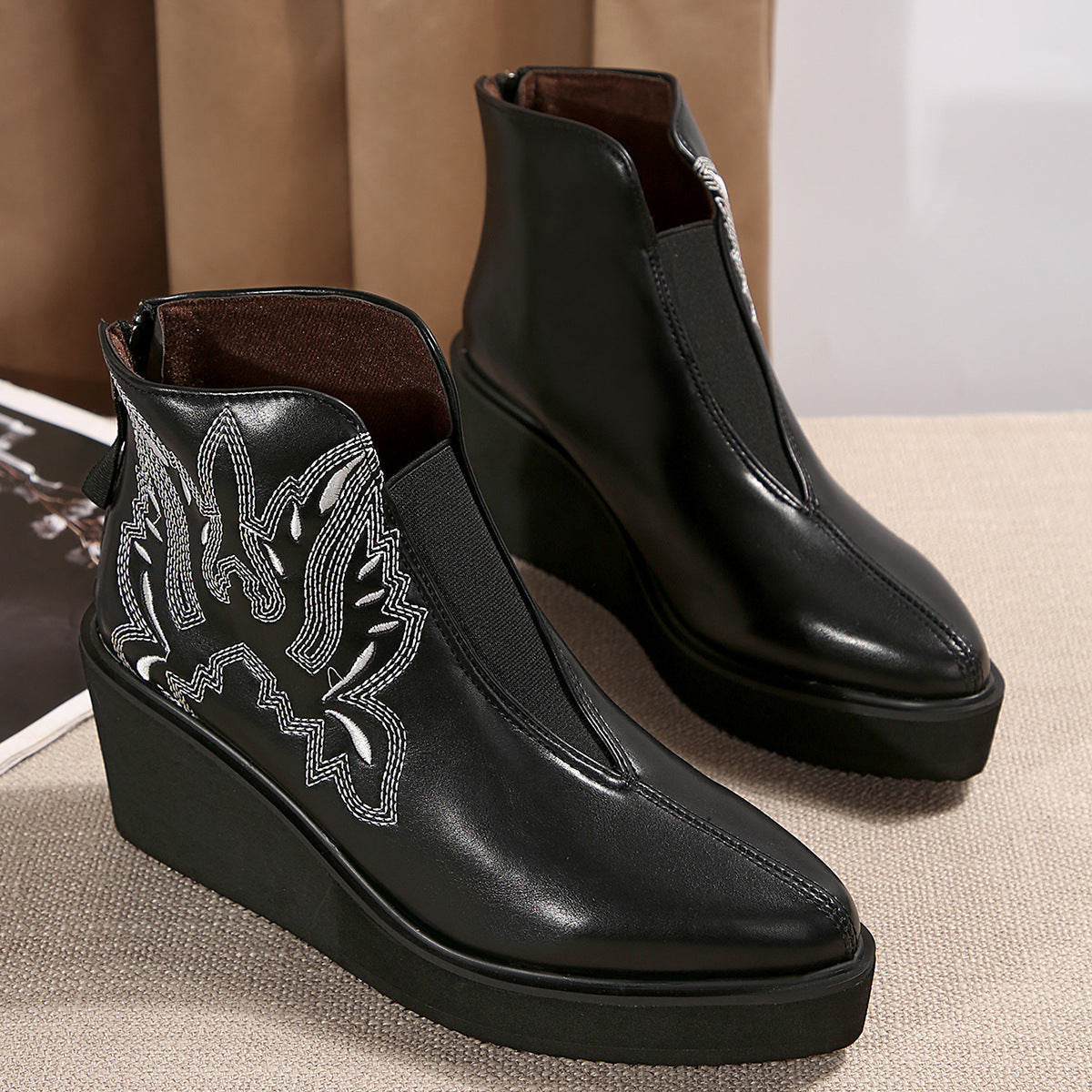 Elegante Damen-Stiefeletten mit Keilabsatz und besonderer Stickerei von berg-feldt