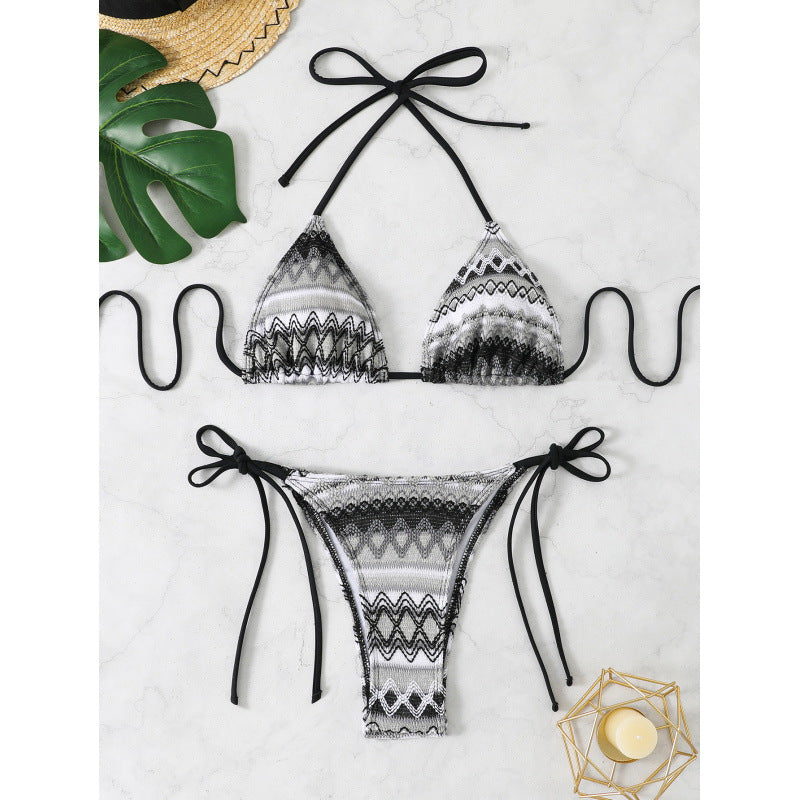 Haut de bikini triangle bohème et liens ludiques par berg-feldt
