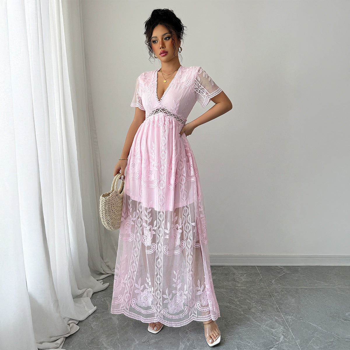 Robe longue élégante en dentelle avec décolleté en V et ceinture berg-feldt