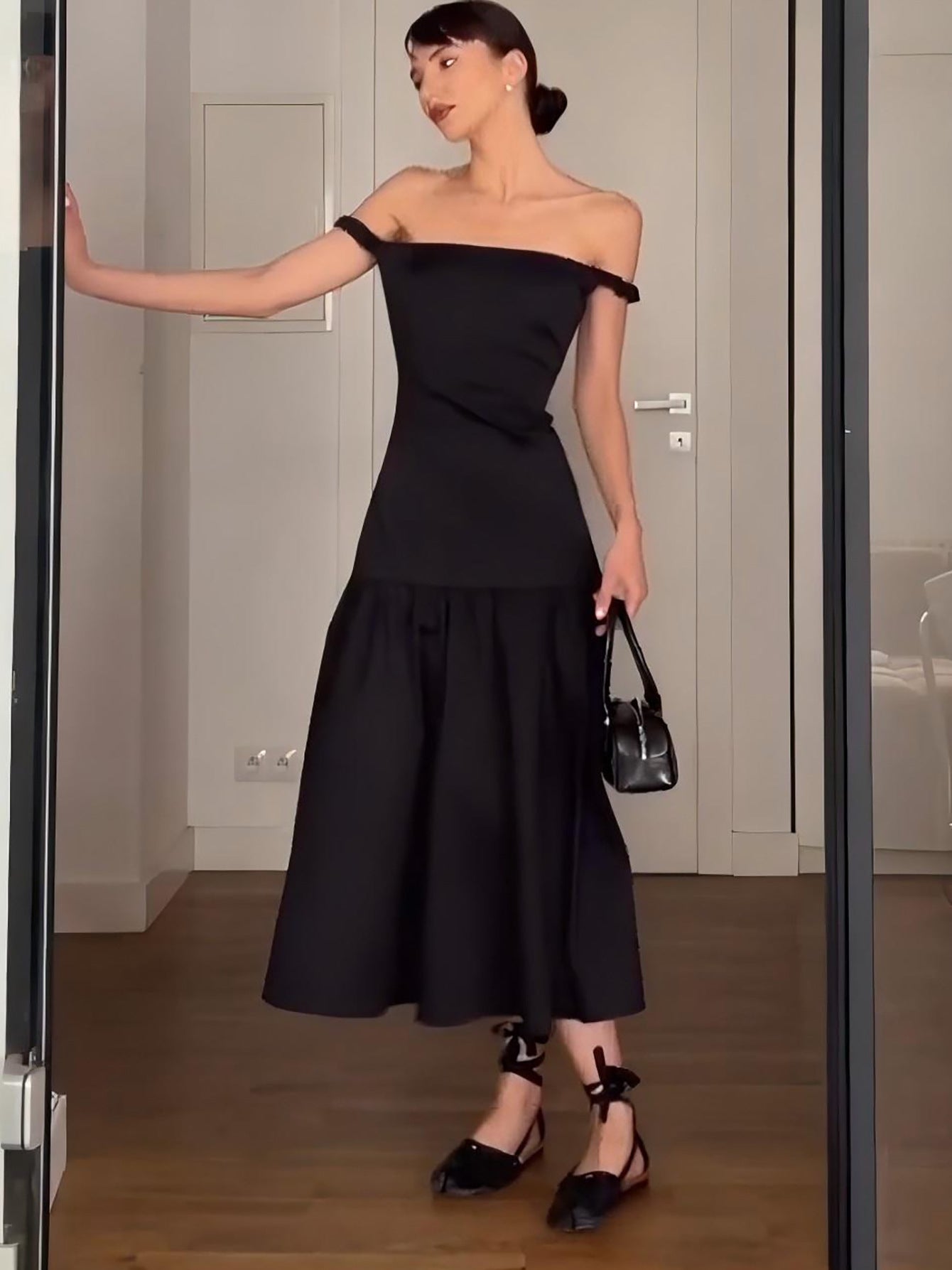 Robe élégante pour femme avec fronces, décolleté épaules dénudées et jupe fluide de berg-feldt