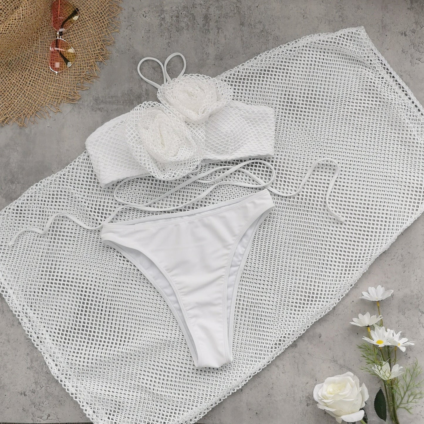Bikini avec dentelle florale et élégant paréo en résille par berg-feldt