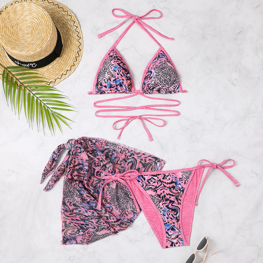 Ensemble bikini avec hauts triangle, liens élégants et sarong fluide de berg-feldt