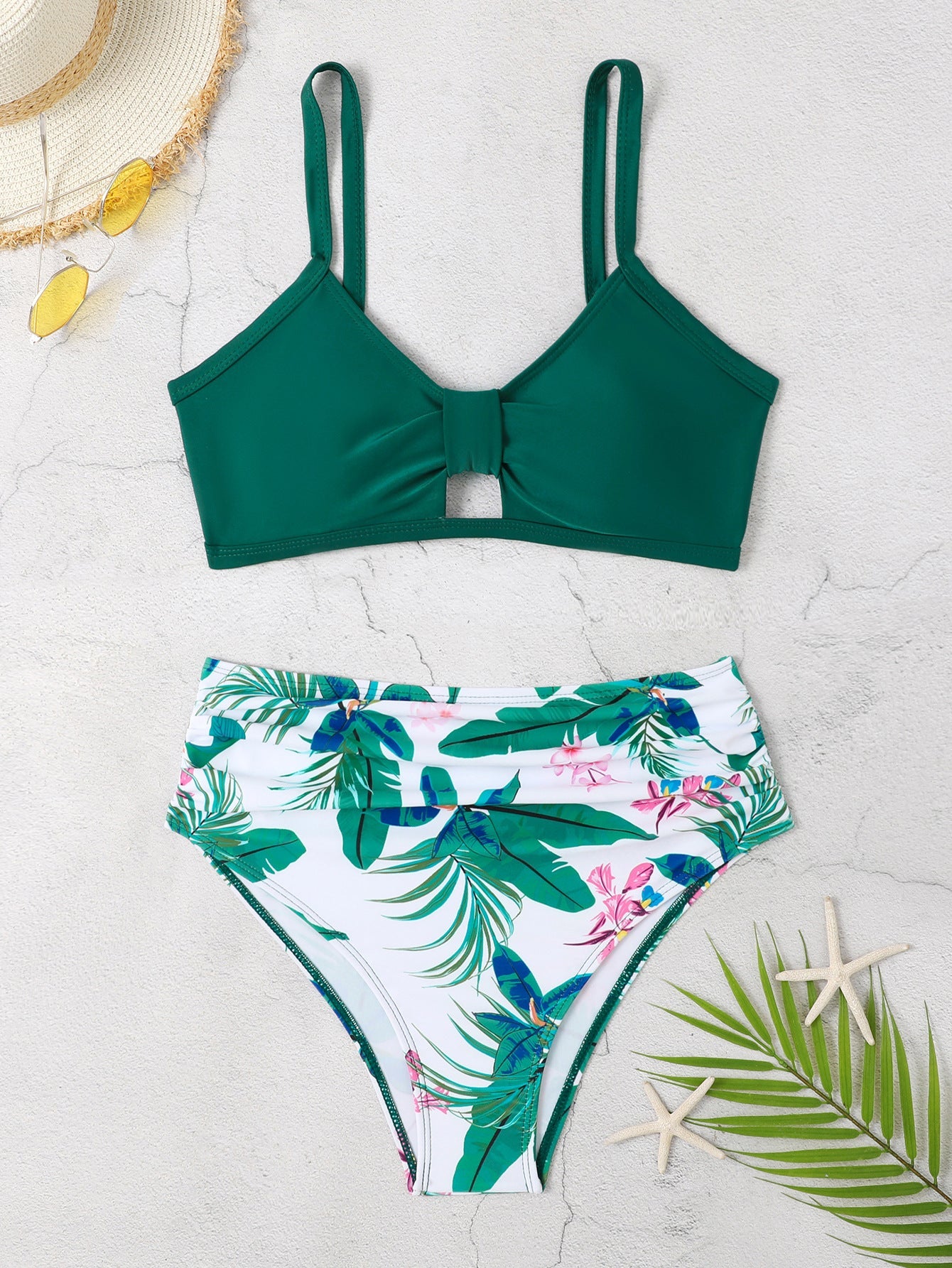 Hochtailiger Damen-Bikini mit Blumenmuster von berg-feldt