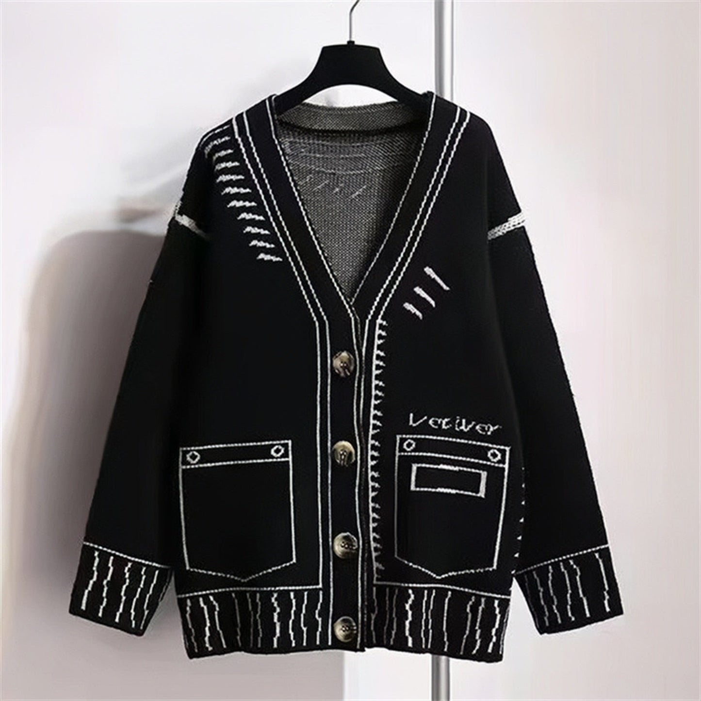 Damen Strickjacke mit einzigartigem grafischen Design und hochwertigen Knopfdetails Berg-Feldt