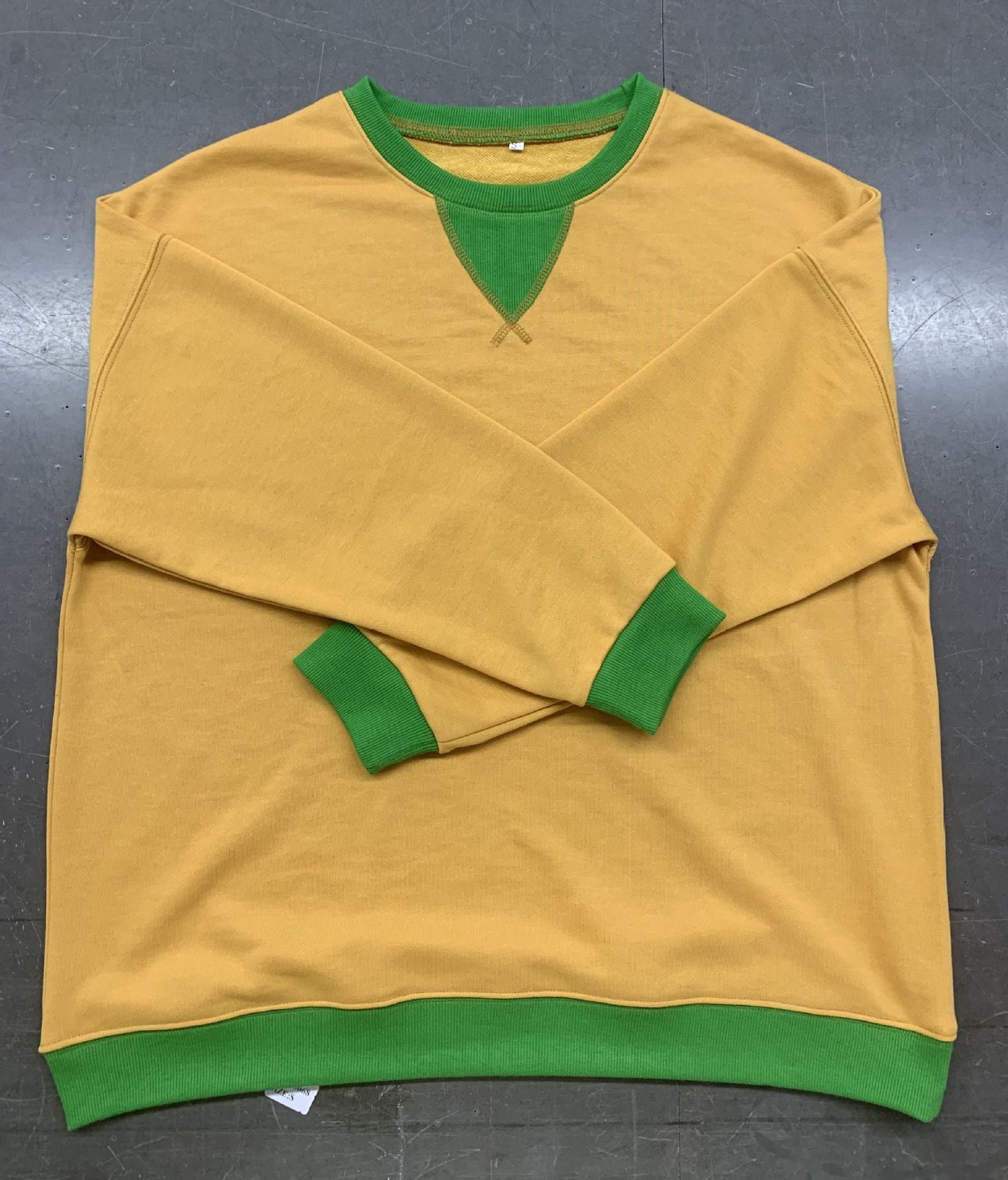 Sweat-shirt décontracté pour femme avec col en V et poignets contrastés Berg-Feldt