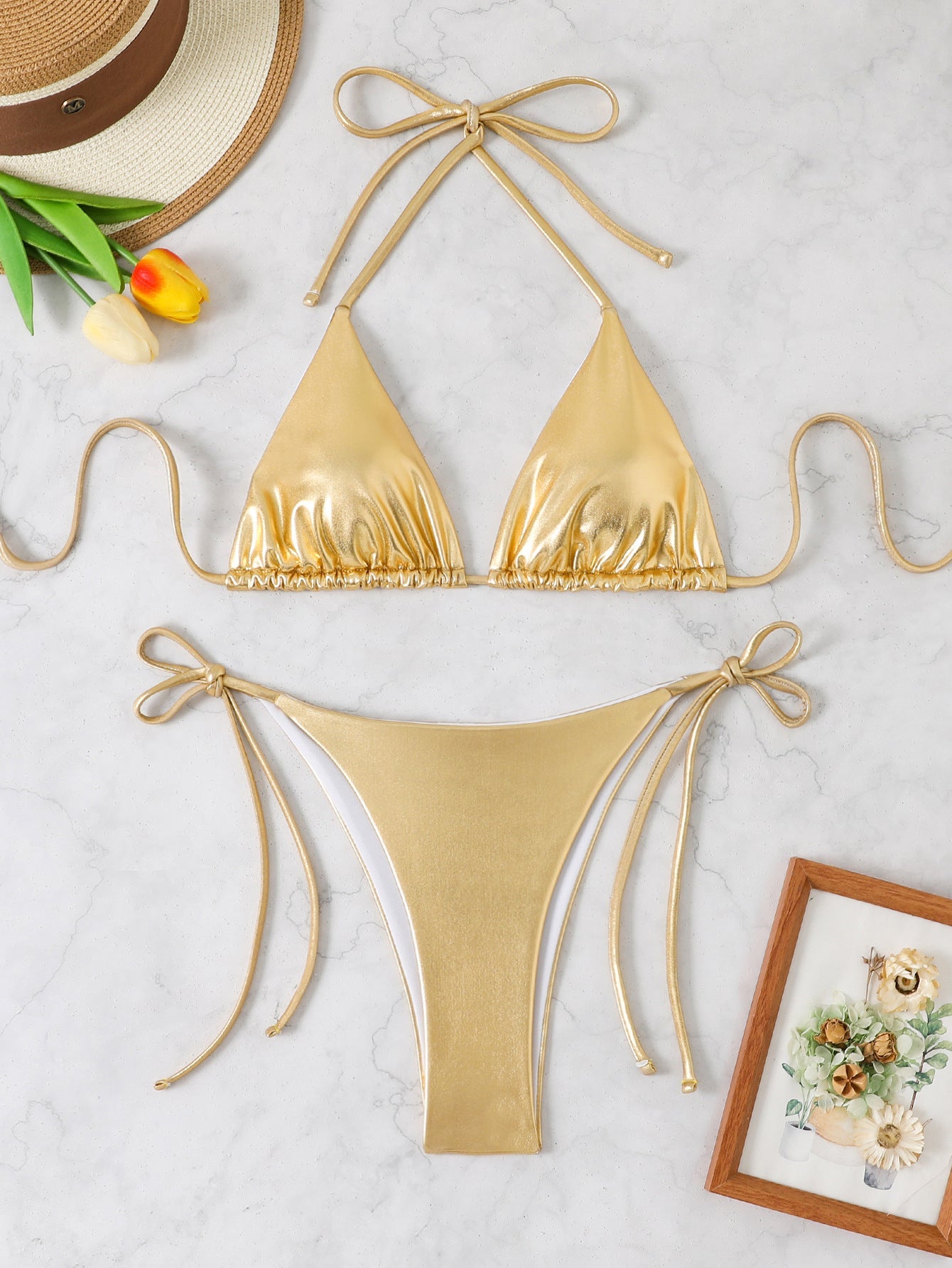 Haut de bikini triangle et bas assorti avec lanières ajustables par Berg-Feldt