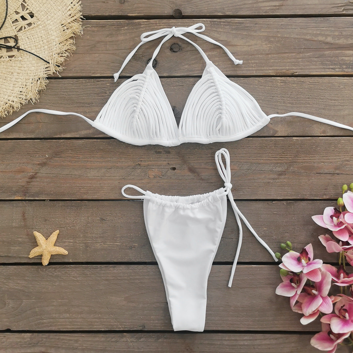Raffinierter Damen-Bikini mit gerafften Cups und verstellbaren Trägern von berg-feldt