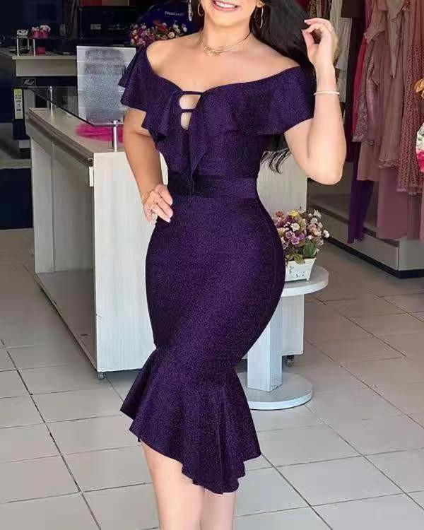 Robe cintrée pour femme avec design épaules dénudées et volant